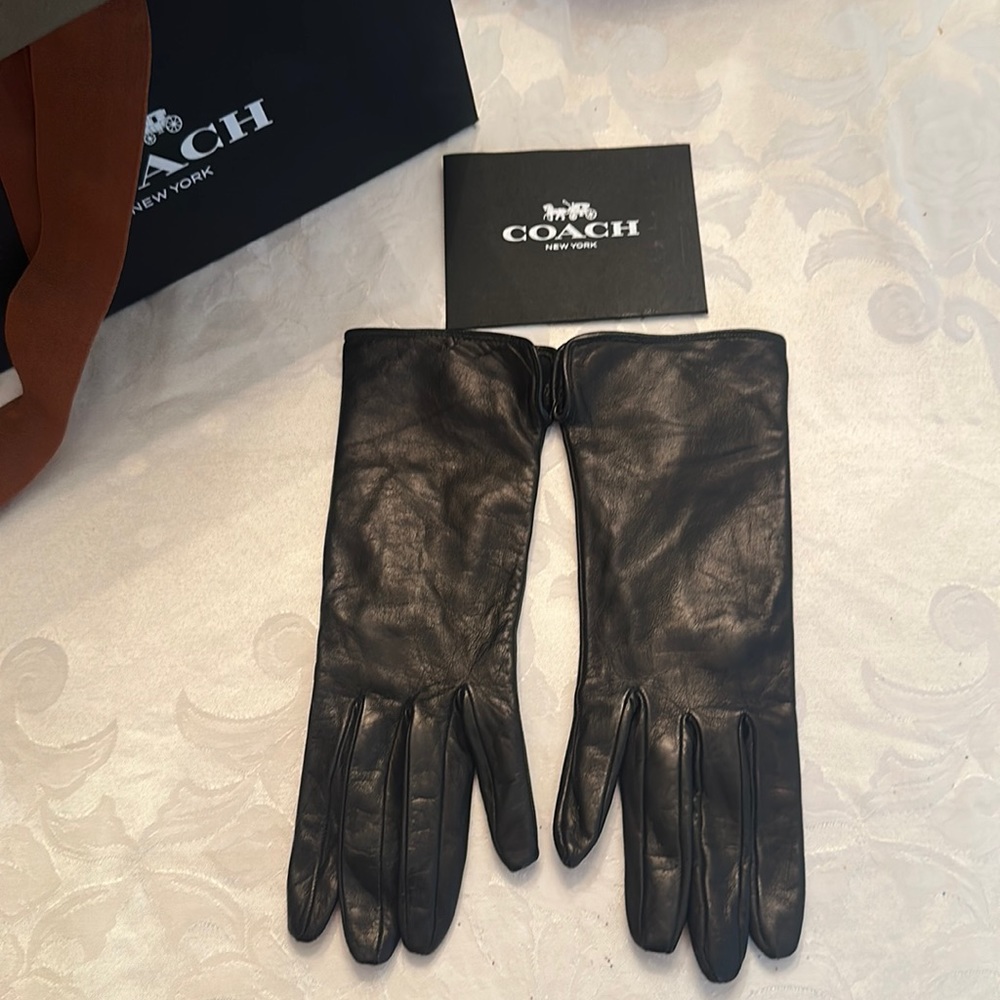 Coach leather gloves in black, size 6.5 🖤